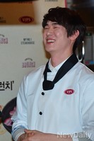 [포토]셰프복장을 한채 활짝 웃는 유연석