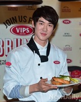 [포토]셰프로 변신한 칠봉이, 팬들에게 깜짝 이벤트 실시