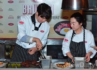 [포토]유연석, 명동에서 팬들에게 브런치 만들어 줘