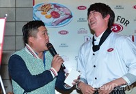 [포토]게릴라이벤트 참석한 칠봉이, 웃으니 눈이 없어져