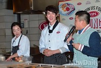 [포토]일일셰프 된 유연석, 팬들에게 직접만든 브런치를..