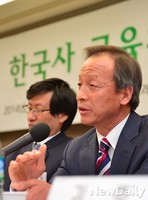 [포토]한국사교육관련 주제발표하는 신현철 전 교장