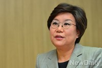 [포토]질문에 답하는 이혜훈 최고의원