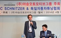 [포토]질문에 답하는 AC슈니처社 대표