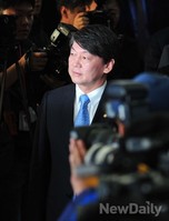 [포토]기자회견 위해 들어오는 안철수 대표