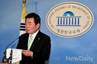 [포토]긴급 기자회견 가지는 김진표 경기지사 예비후보