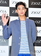 [포토]김수현, 별에서 온 미남 '인사하는 모습도 남달라'