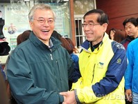 [포토]반가움에 손 부둥켜 잡는 문재인의원-박원순시장