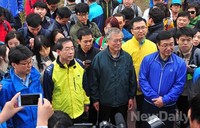 [포토]서울성곽 역사 가이드 듣는 문재인 의원-박원순 시장