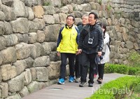 [포토]남산 서울성곽 둘러보는 문재인 의원-박원순 서울시장