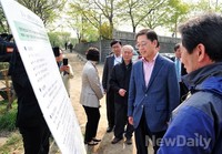 [포토]김황식예비후보, 노들섬 텃밭 방문