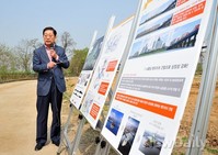 [포토]한강 스카이라인 설명하는 김황식 예비후보