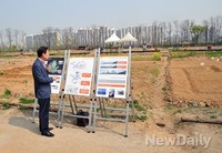 [포토]한강 스카이라인을 배경으로 공약설명하는 김황식 예비후보