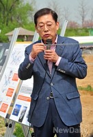 [포토]기자들 질문에 답변하는 김황식 예비후보