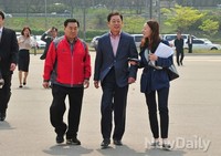 [포토]웃으며 세빛둥둥섬으로 걸어가는 김황식 예비후보