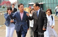 [포토]세빛둥둥섬 관계자 설명 들으며 걷는 김황식 예비후보