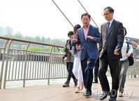 [포토]세빛둥둥섬 시찰중인 김황식 예비후보