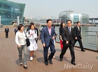 [포토]세빛둥둥섬 시찰마친 후 걸어나오는 김황식 예비후보