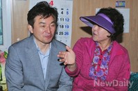 [포토]주민들의 이야기 듣는 '원희룡' 새누리당 제주 도지사 후보