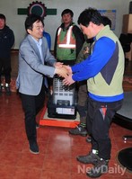 [포토] 제주 성산항 항운 노조원 만나는 '원희룡' 제주지사 후보