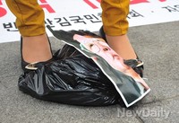 [포토]'김일성 3대 세습 강력규탄' 발에 밟히는 김정일의 가짜수급