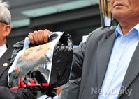 [포토]시민의 손에 구겨진 가짜 김정은 머리