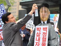 [포토]까맣게 칠해지는 김정은사진