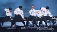 [포토]엑소(EXO), '춤도 개성있게~'엣지가 다른 춤선