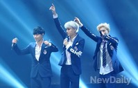 [포토]엑소(EXO) 레이-카이-수호, '훠오~ 손 머리 위로!' 신난 세 사람