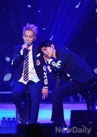 [포토]엑소(EXO) 백현, 시우민 어깨 빌리고 자는척