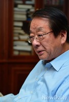 [포토]질문에 답하는 신용석 위원장