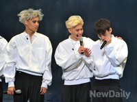 [포토]엑소(EXO) 수호-첸 응시하는 카이, '나랑도 놀아줘...'