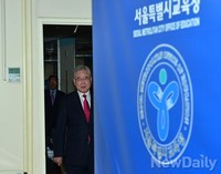 [포토]기자회견장 들어서는 문용린교육감