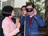 [포토]시각장애인체험,  안대착용하는 김황식 예비후보