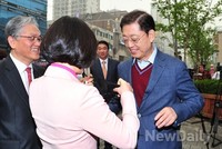 [포토]시각장애체험 준비하는 김황식예비후보