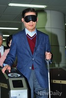 [포토]더듬더듬, 안대착용하고 지하철 게이트 통과하는 김황식 예비후보