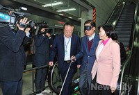 [포토]시각장애체험, 지하철로 들어서는 김황식 예비후보