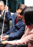 [포토]흰 지팡이 설명 받는 김황식 예비후보