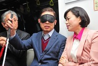 [포토]시각장애인 체험 안내 받는 김황식 예비후보