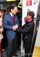 [포토]지하철에서 만난 시민과 인사 나누는 김황식 예비후보