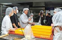 [포토]장애인들과 제빵 체험 하는 김황식 예비후보