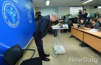 [포토]인사하는 문용린교육감