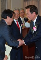 [포토]사월회 기념식에서 악수하는 정몽준 예비후보