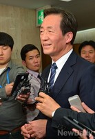 [포토]선거관련 활동 잠정중단한 정몽준 예비후보