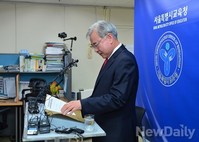 [포토]발표준비하는 문용린교육감