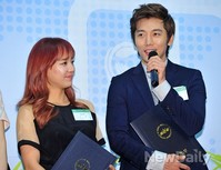 [포토]나란히 기후변화주간 홍보대사 위촉장 받은 유진-기태영부부