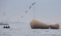 [세월호 침몰]공기주머니 뒤로 보이는 대형크레인