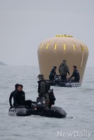 [세월호 침몰]공기주머니 설치하는 해군