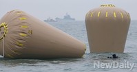 [세월호]대형 공기주머니 설치하는 해군