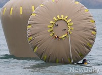 [세월호]세월호수색작업, 공기주머니 설치하는 해군